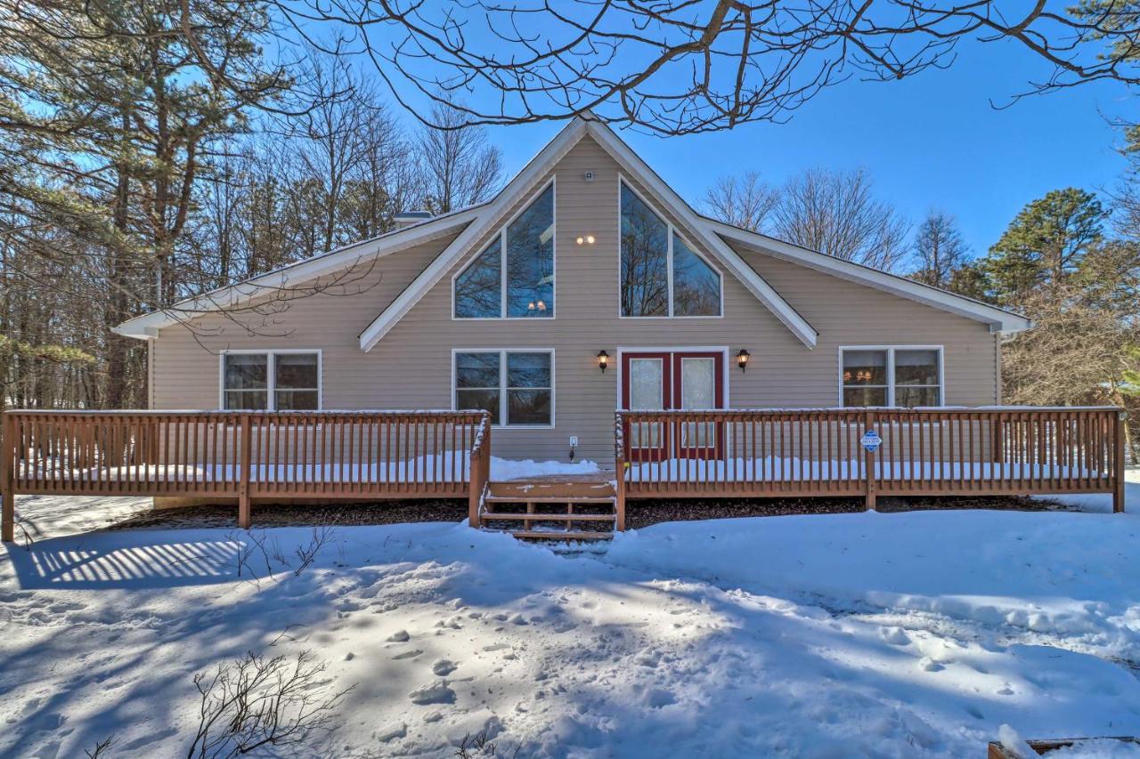 With Huge Deck, Pool Access Holiday home *