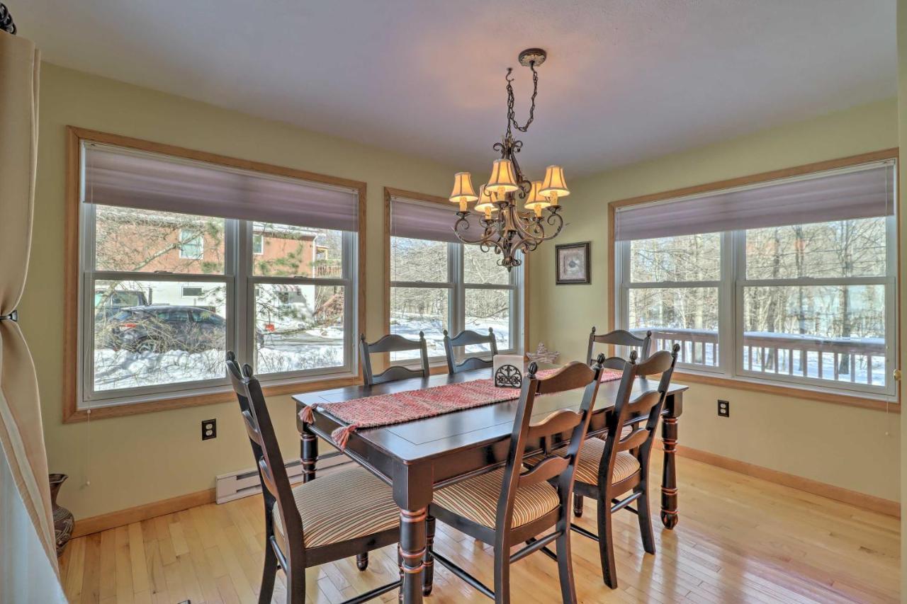 With Huge Deck, Pool Access Holiday home