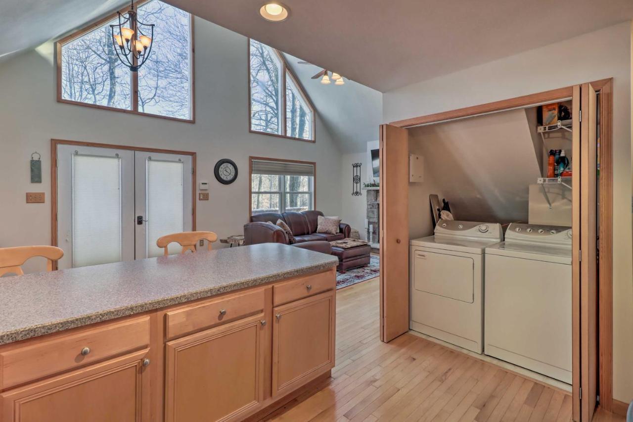 With Huge Deck, Pool Access * Albrightsville