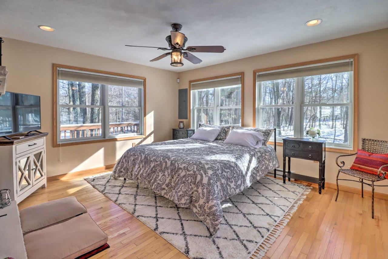 With Huge Deck, Pool Access * Albrightsville
