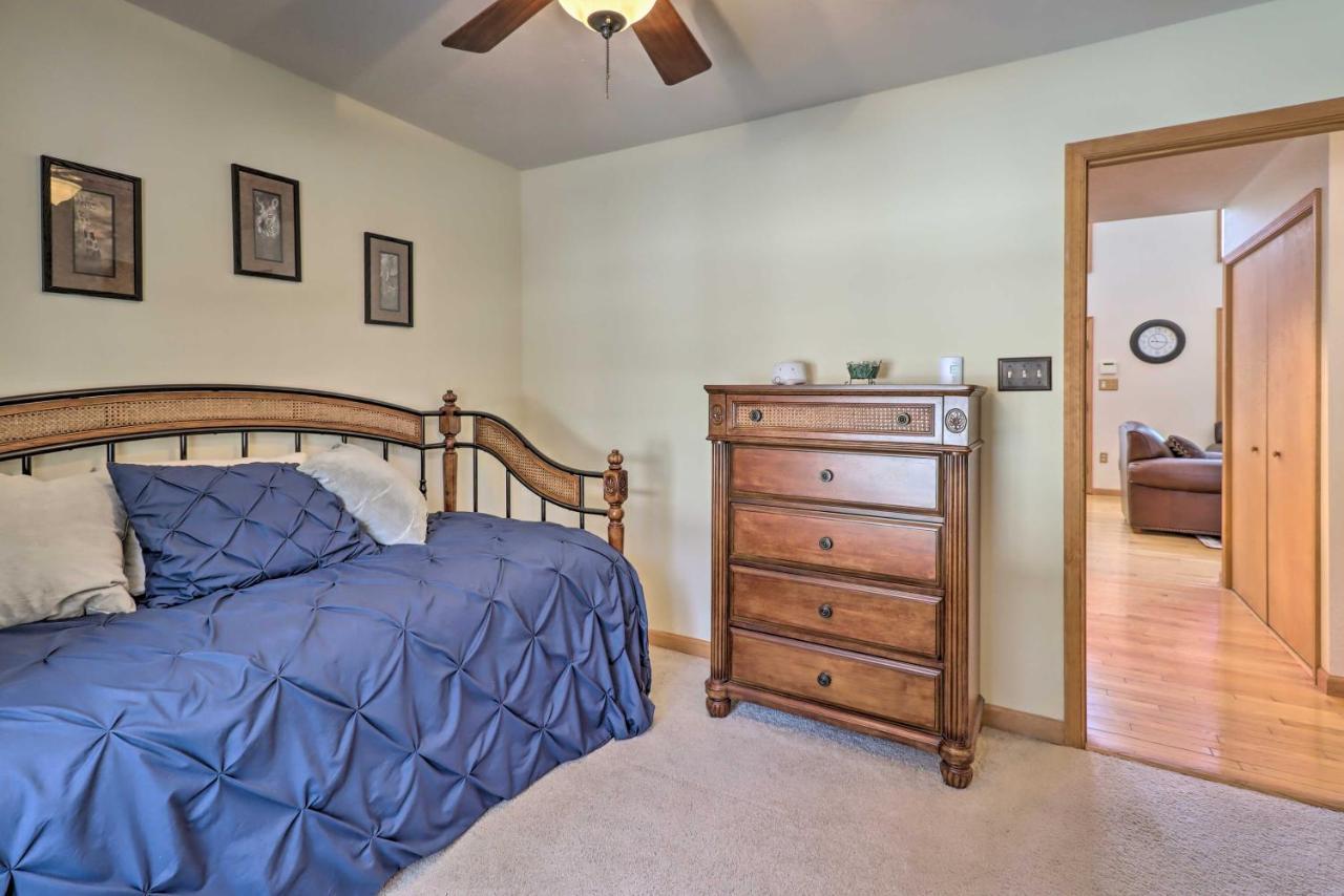 With Huge Deck, Pool Access Holiday home Albrightsville
