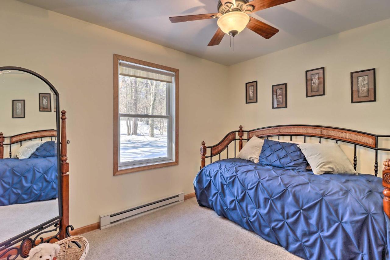 With Huge Deck, Pool Access Holiday home Albrightsville