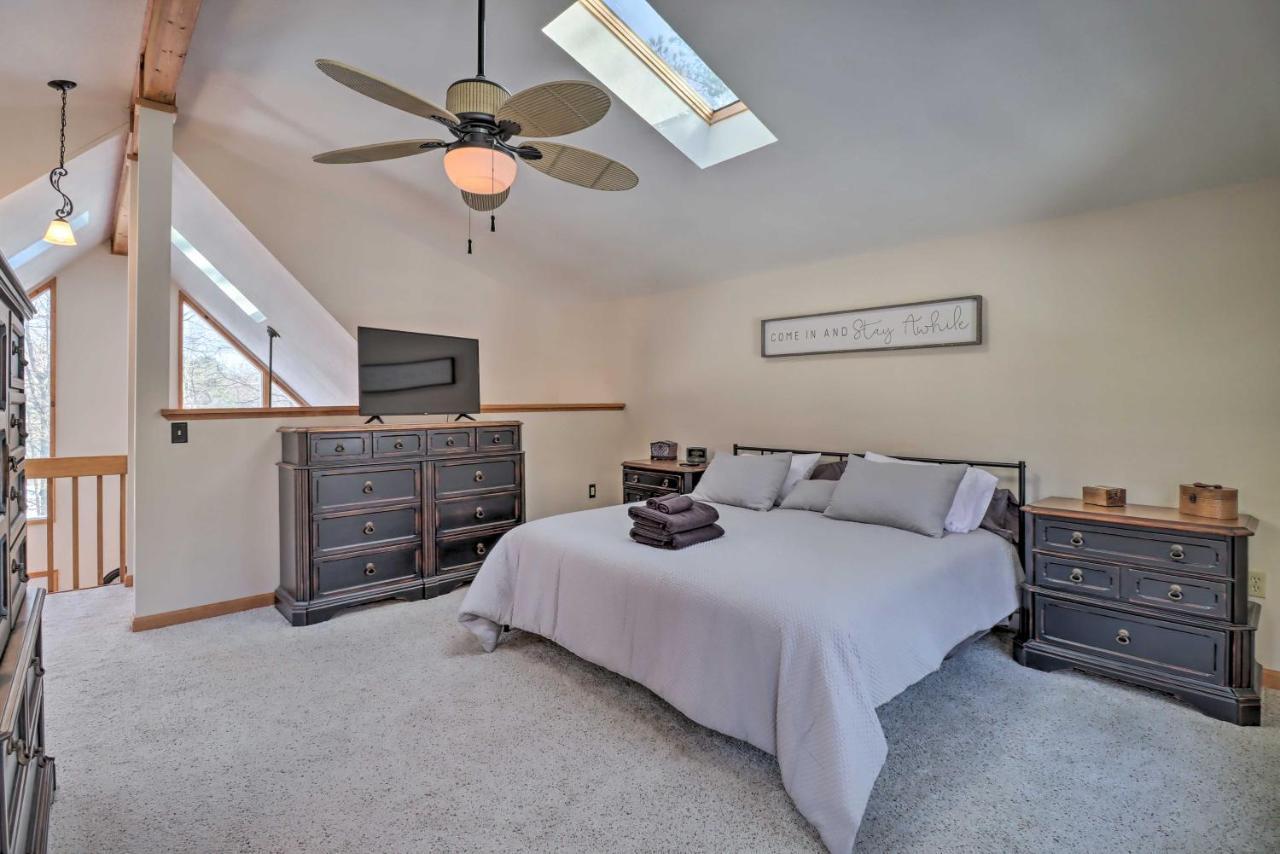 With Huge Deck, Pool Access Holiday home Albrightsville