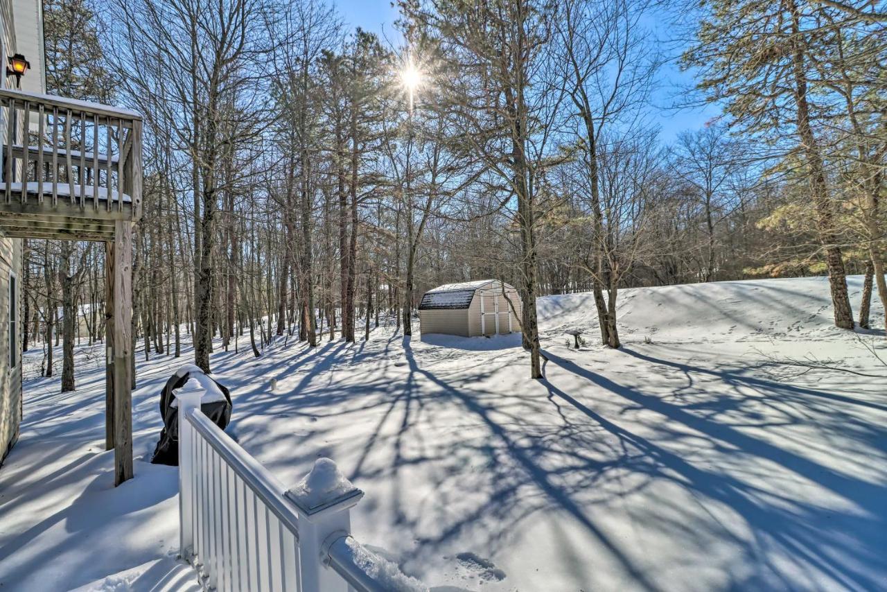 With Huge Deck, Pool Access Holiday home Albrightsville