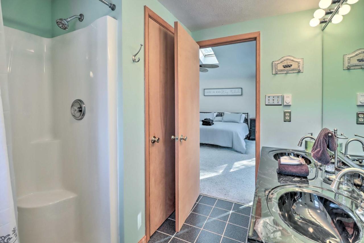 With Huge Deck, Pool Access * Albrightsville