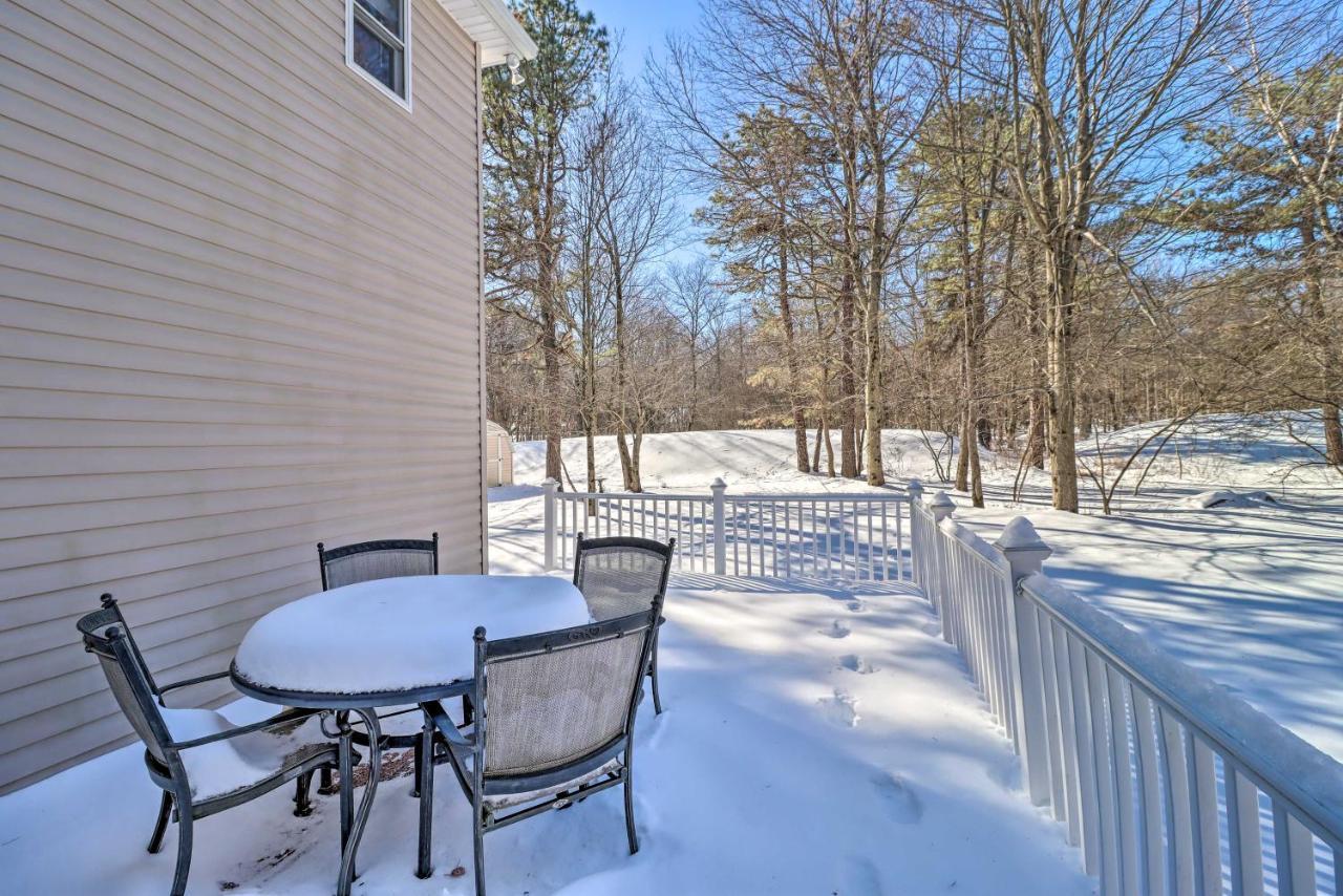 With Huge Deck, Pool Access Holiday home Albrightsville
