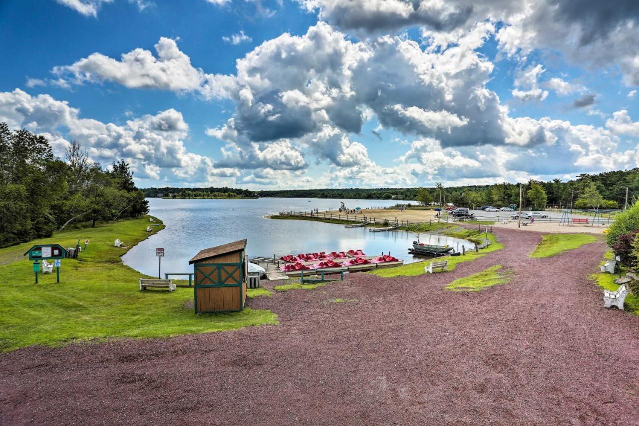 With Huge Deck, Pool Access Holiday home